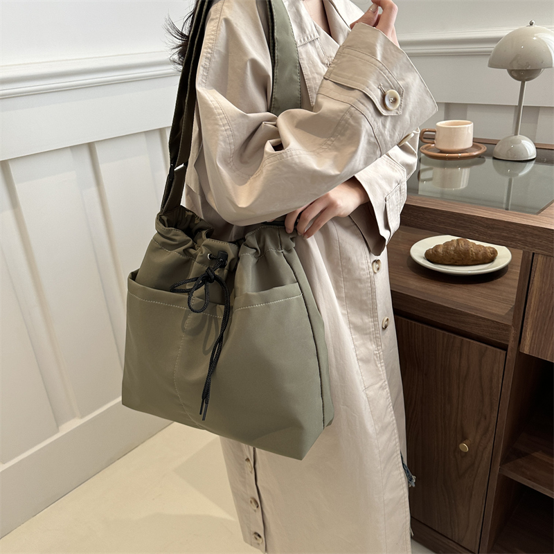 Femmes Nylon Couleur Unie Style Classique Fermeture Éclair Sac Sous Les Bras display picture 10