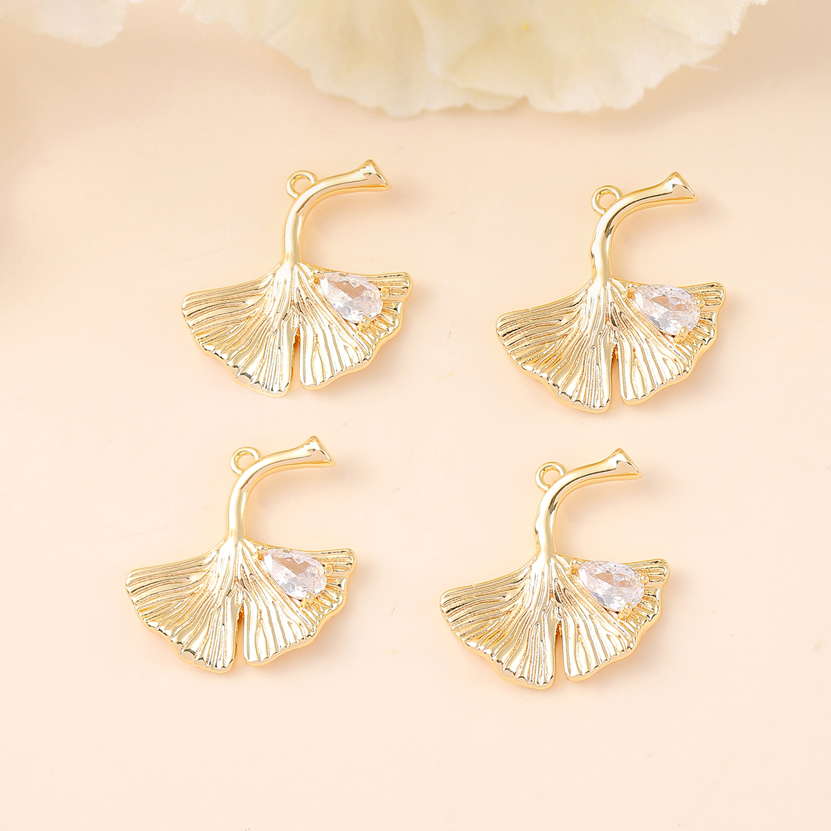 1 Piece 20 * 22mm Copper Zircon 18K Gold Plated White Gold Plated Ginkgo Leaf Polished Pendant display picture 4