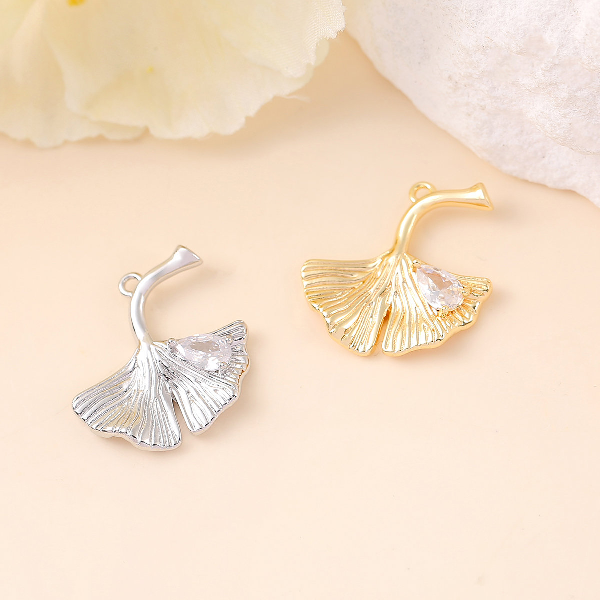 1 Piece 20 * 22mm Copper Zircon 18K Gold Plated White Gold Plated Ginkgo Leaf Polished Pendant display picture 8