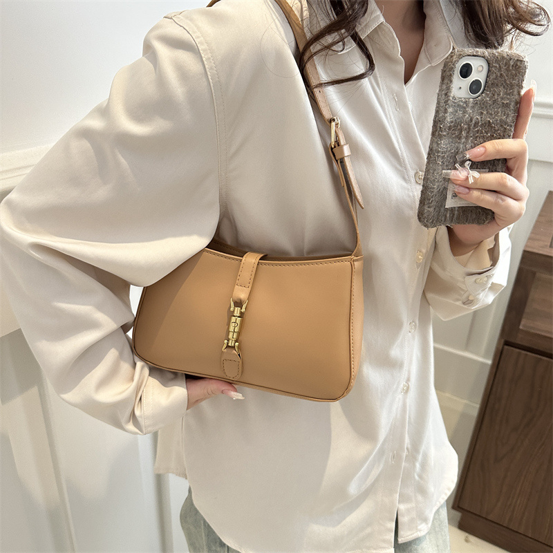 Women's Pu Leather Solid Color Classic Style Lock Clasp Shoulder Bag display picture 5