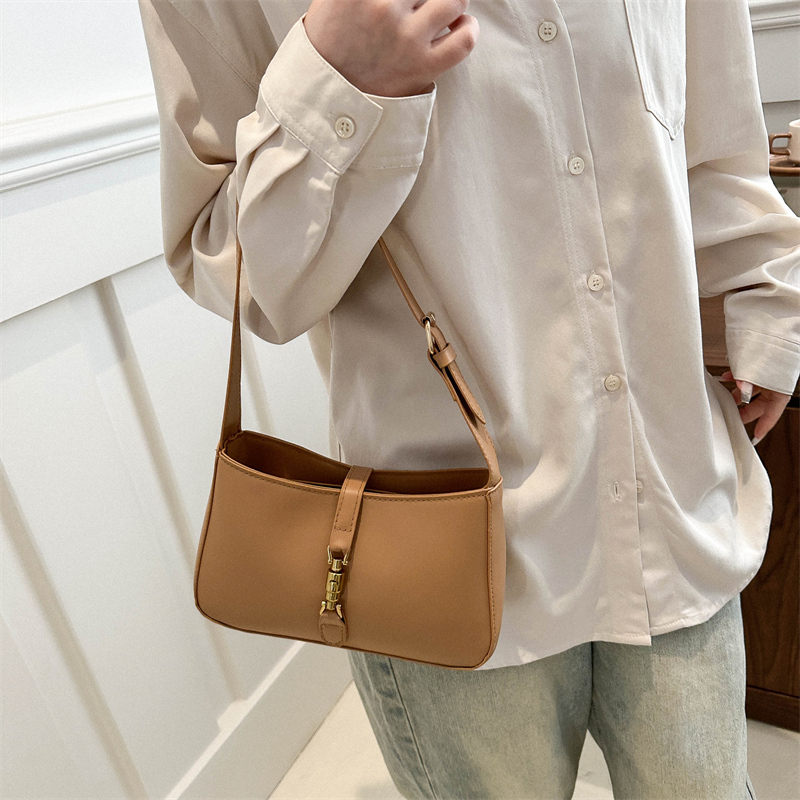 Women's Pu Leather Solid Color Classic Style Lock Clasp Shoulder Bag display picture 7