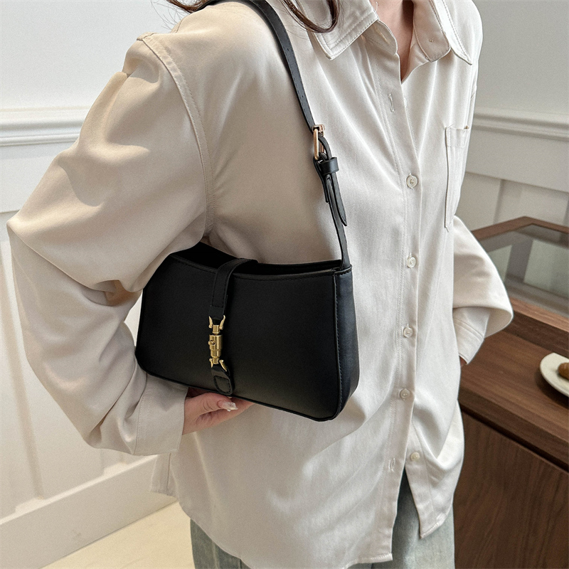 Women's Pu Leather Solid Color Classic Style Lock Clasp Shoulder Bag display picture 9