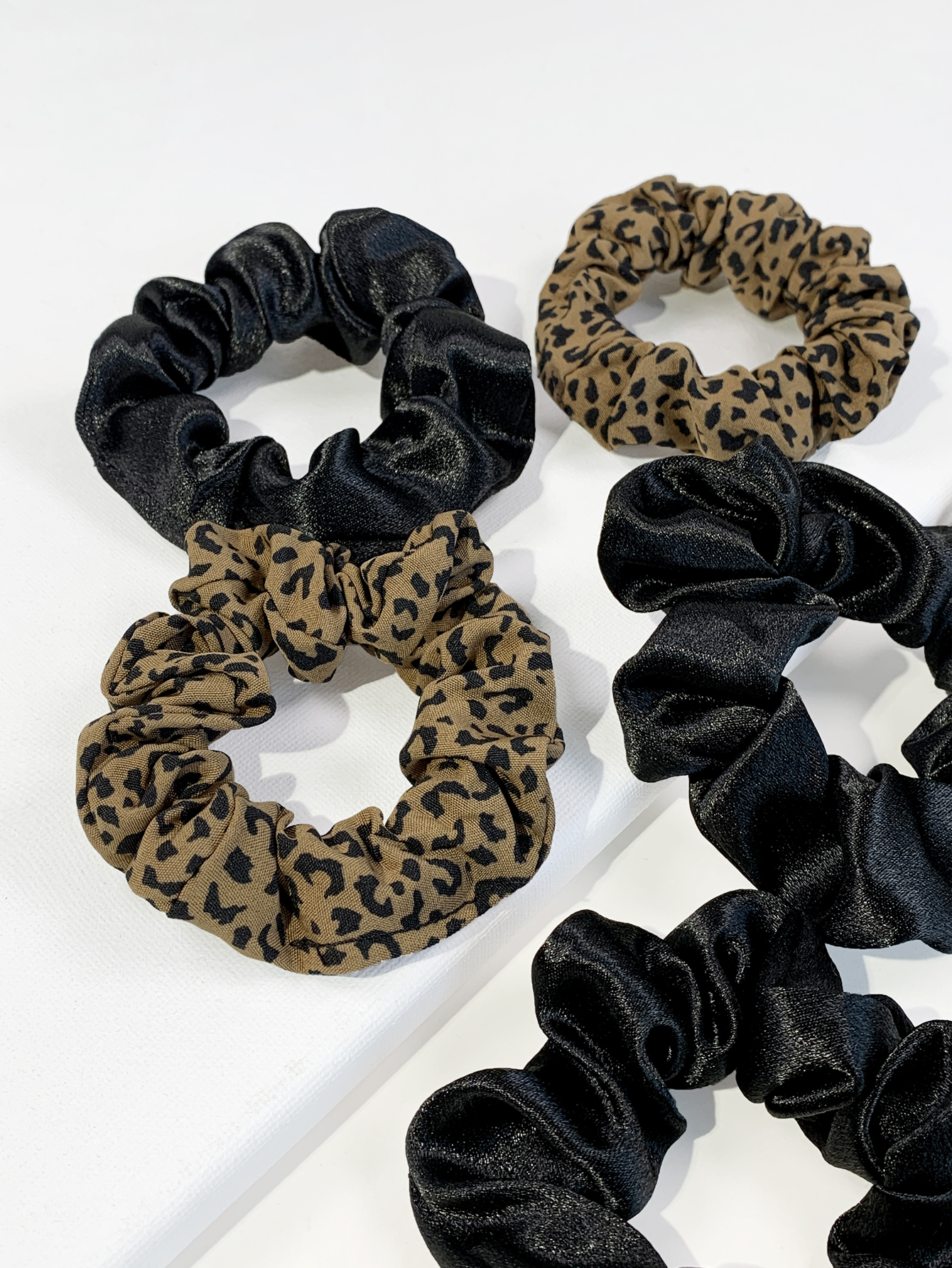 Frau Ferien Einfacher Stil Klassischer Stil Einfarbig Leopard Tuch Falten Haargummi display picture 3