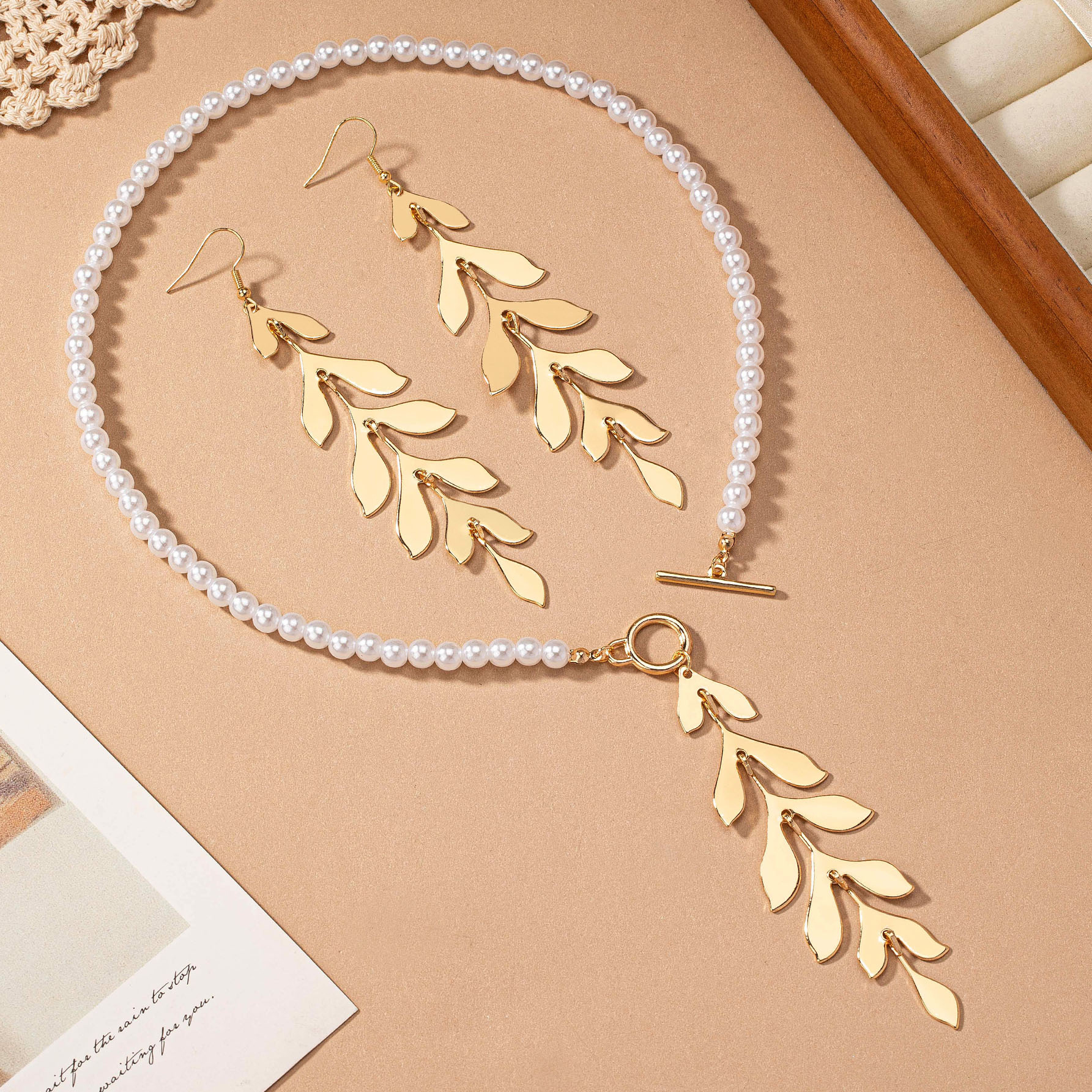 Elegant Luxurious Leaves Artificial Pearl Alloy Beaded Tassel 14K Gold Plated Women's Earrings Necklace display picture 2