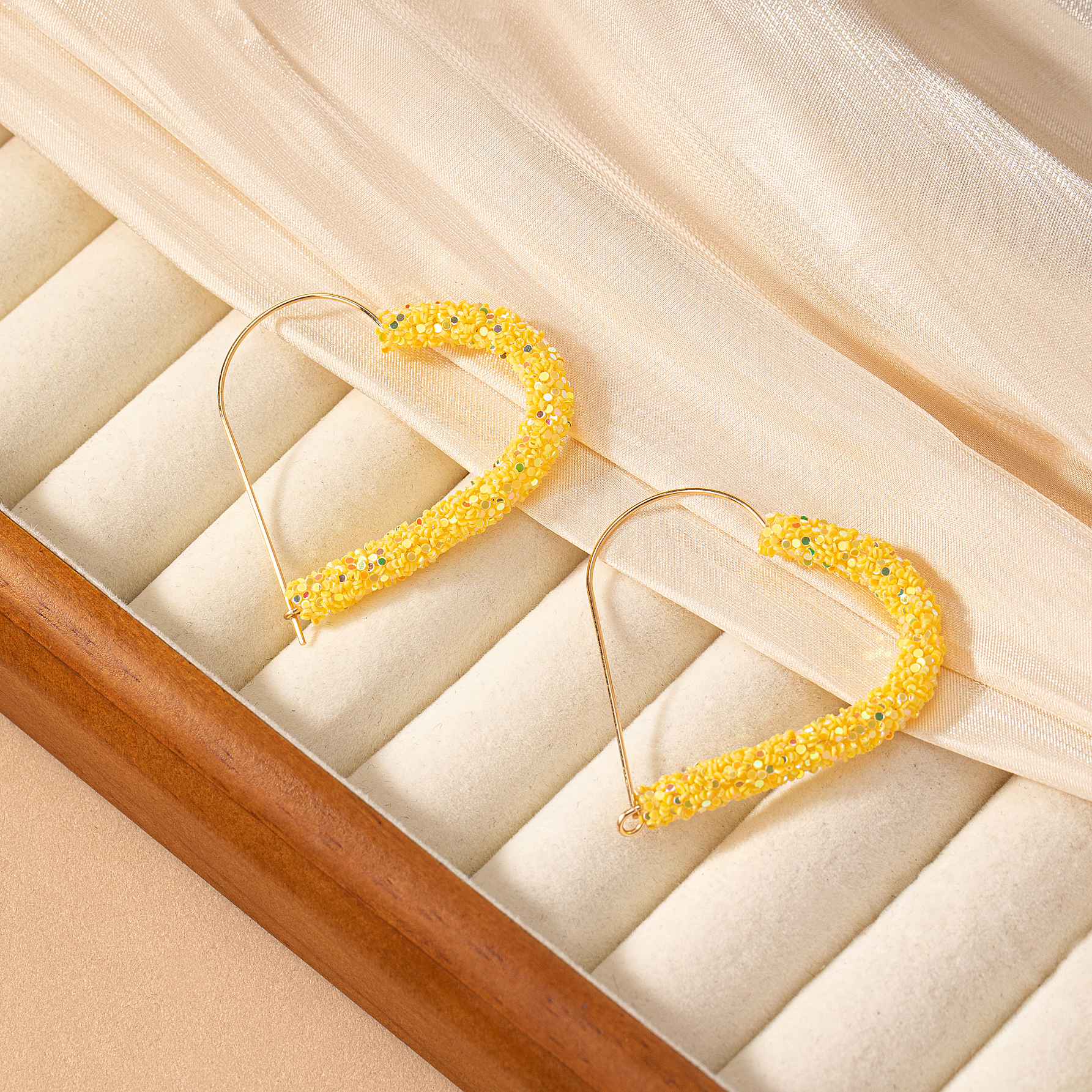 1 Pair Romantic Sweet Heart Shape Alloy Plastic 14K Gold Plated Hoop Earrings display picture 7
