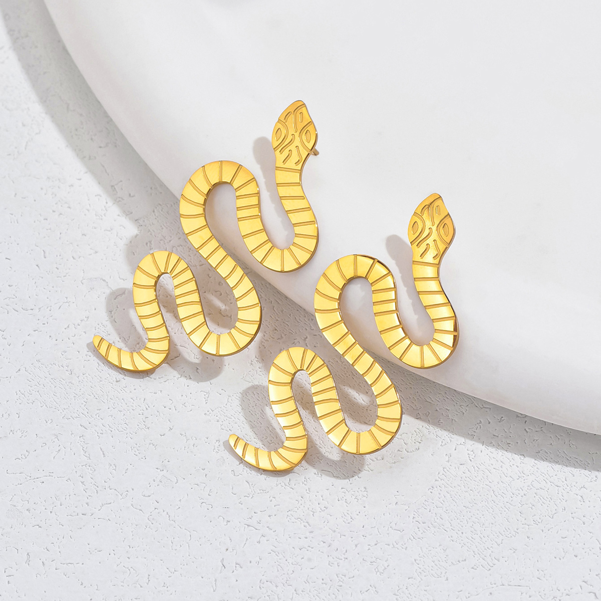 1 Pair Exaggerated Artistic Cool Style Snake 201 Stainless Steel 18K Gold Plated Ear Studs display picture 6