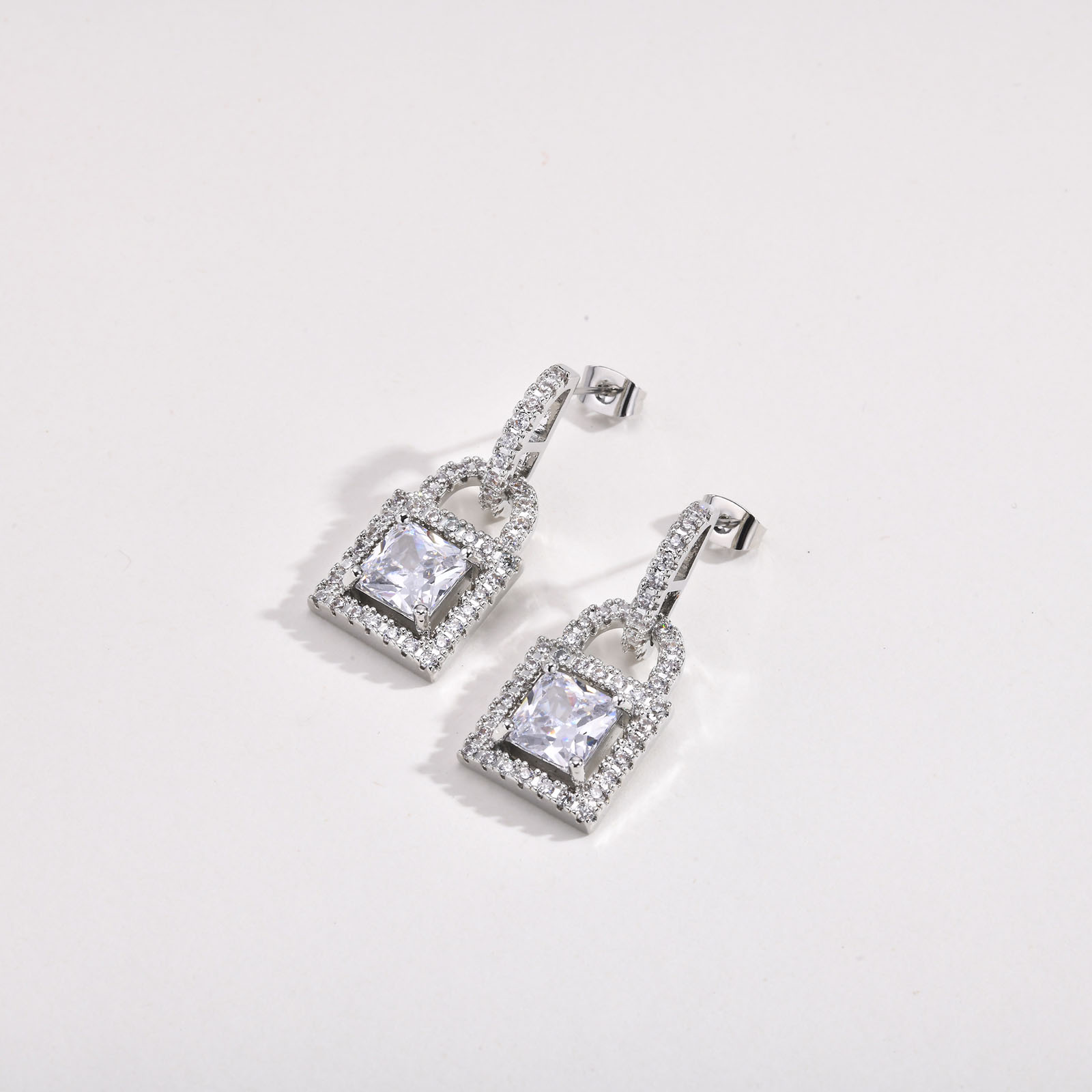 1 Pair Simple Style Shiny Lock Inlay Brass Diamond Drop Earrings display picture 1