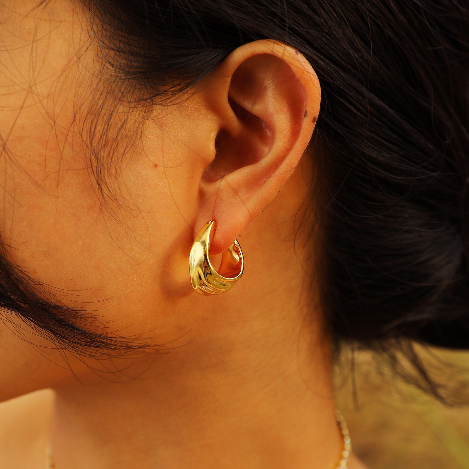 1 Paar Einfacher Stil Einfarbig Krause Messing Vergoldet Ohrringe display picture 4