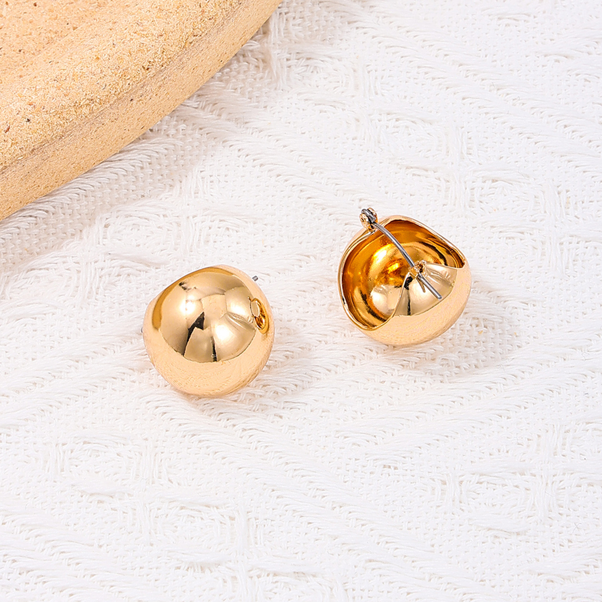 1 Pair Classic Style Geometric Alloy Huggie Earrings display picture 4