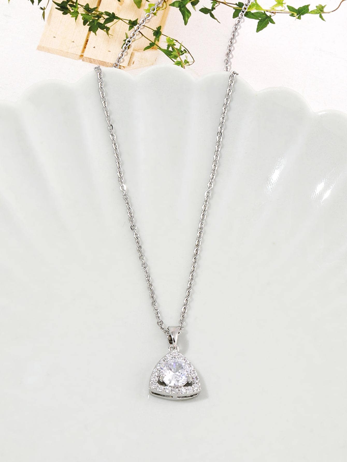 Simple Style Shiny Triangle Alloy Inlay Zircon Silver Plated Women's Pendant Necklace display picture 3