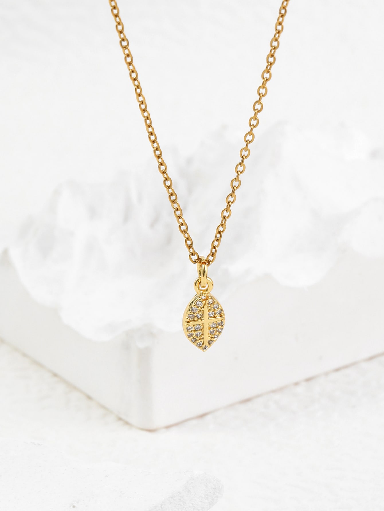 Copper 18K Gold Plated Simple Style Cross Leaf Maple Leaf Enamel Inlay Zircon Pendant Necklace display picture 4