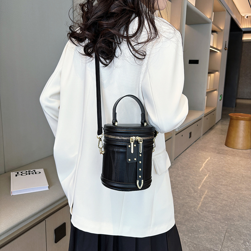 Women's Pu Leather Color Block Classic Style Sewing Thread Zipper Crossbody Bag display picture 10