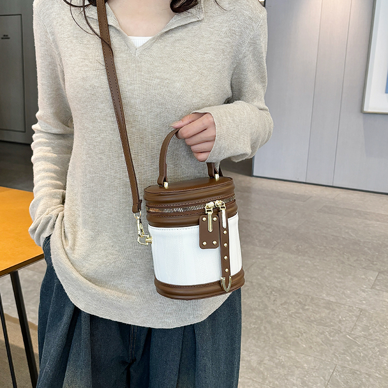 Women's Pu Leather Color Block Classic Style Sewing Thread Zipper Crossbody Bag display picture 12