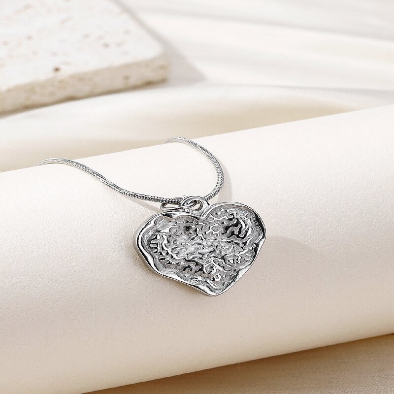 Stainless Steel Simple Style Heart Shape Solid Color Charm Pendant Necklace display picture 3