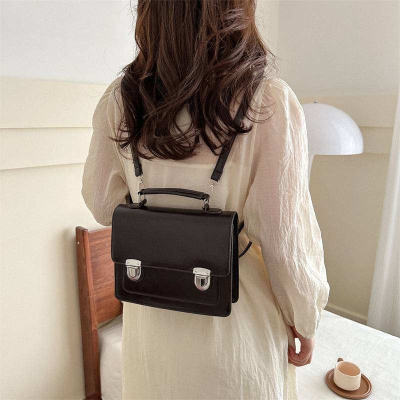 Women's Pu Leather Solid Color Classic Style Flip Cover Fashion Backpack display picture 2