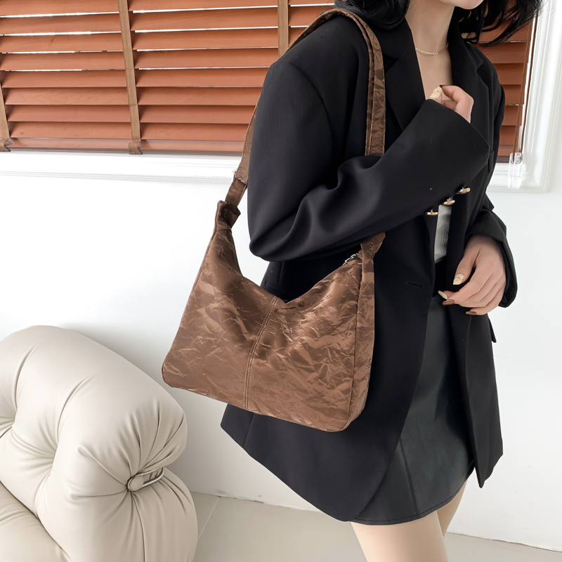 Women's Pu Leather Solid Color Vintage Style Zipper Shoulder Bag Crossbody Bag display picture 2