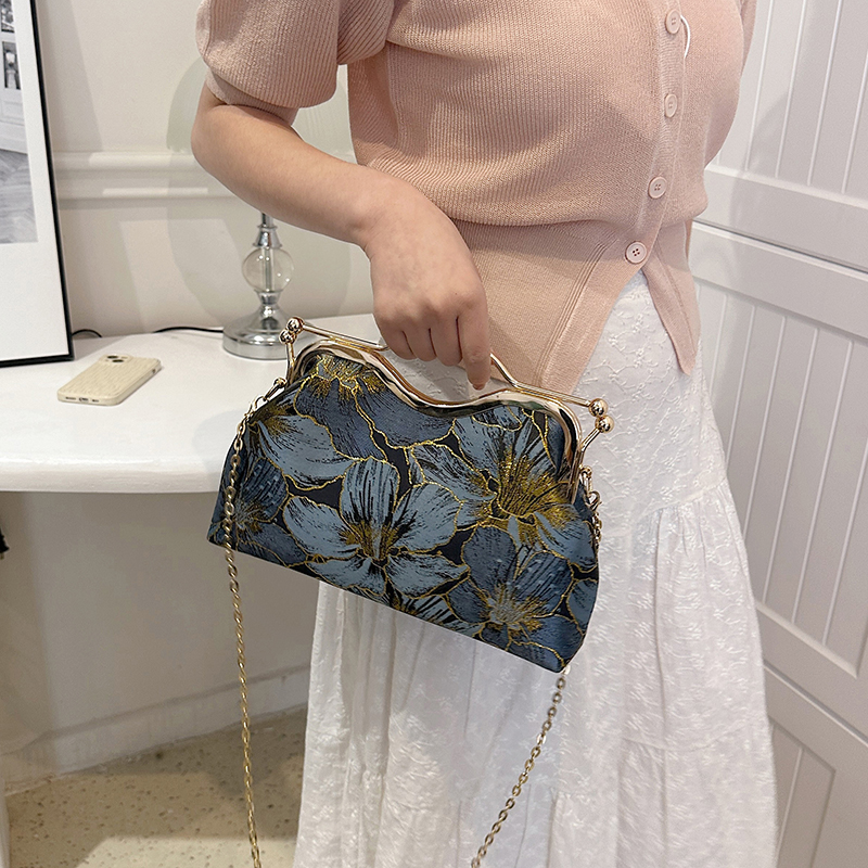 Women's Cloth Flower Elegant Sewing Thread Chain Clipped Button Evening Bag display picture 5