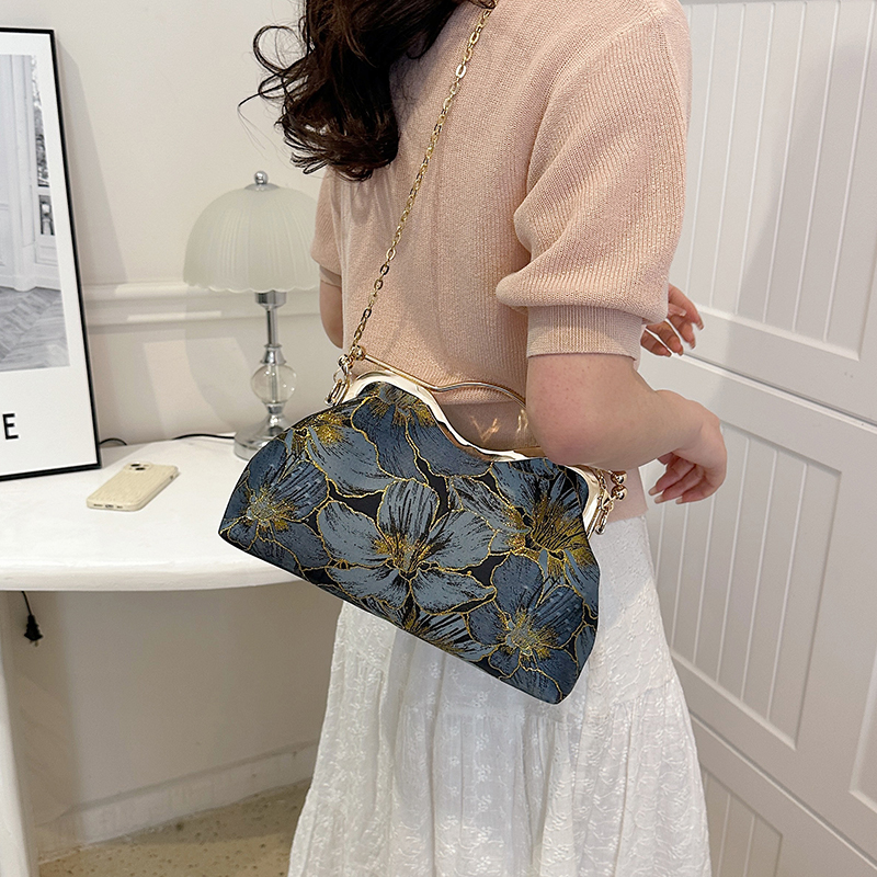 Women's Cloth Flower Elegant Sewing Thread Chain Clipped Button Evening Bag display picture 15