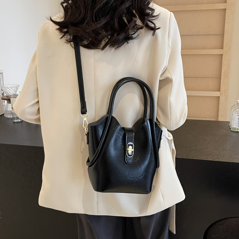 Women's Pu Leather Solid Color Vintage Style Sewing Thread Lock Clasp Bucket Bag display picture 3