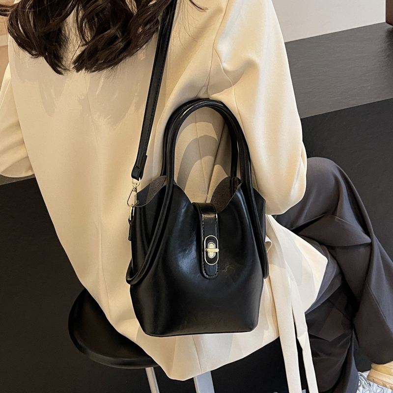 Women's Pu Leather Solid Color Vintage Style Sewing Thread Lock Clasp Bucket Bag display picture 2