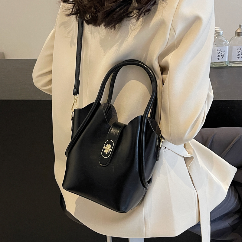 Women's Pu Leather Solid Color Vintage Style Sewing Thread Lock Clasp Bucket Bag display picture 4