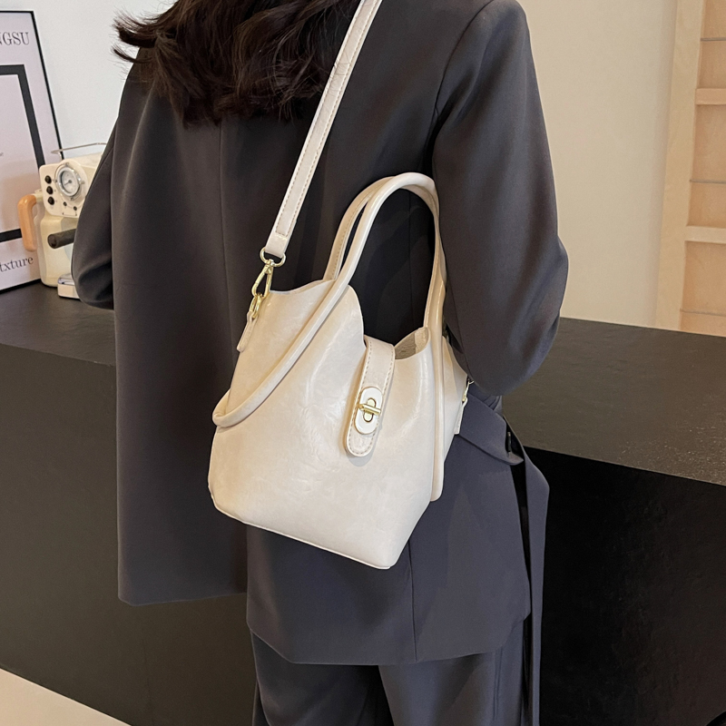 Women's Pu Leather Solid Color Vintage Style Sewing Thread Lock Clasp Bucket Bag display picture 7