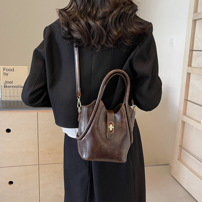 Women's Pu Leather Solid Color Vintage Style Sewing Thread Lock Clasp Bucket Bag display picture 9
