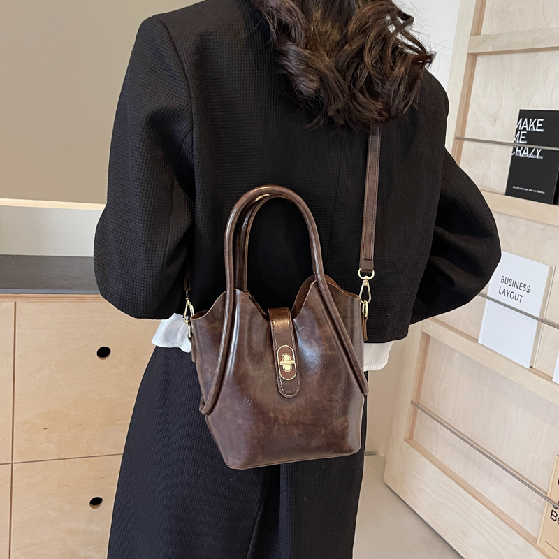 Women's Pu Leather Solid Color Vintage Style Sewing Thread Lock Clasp Bucket Bag display picture 16