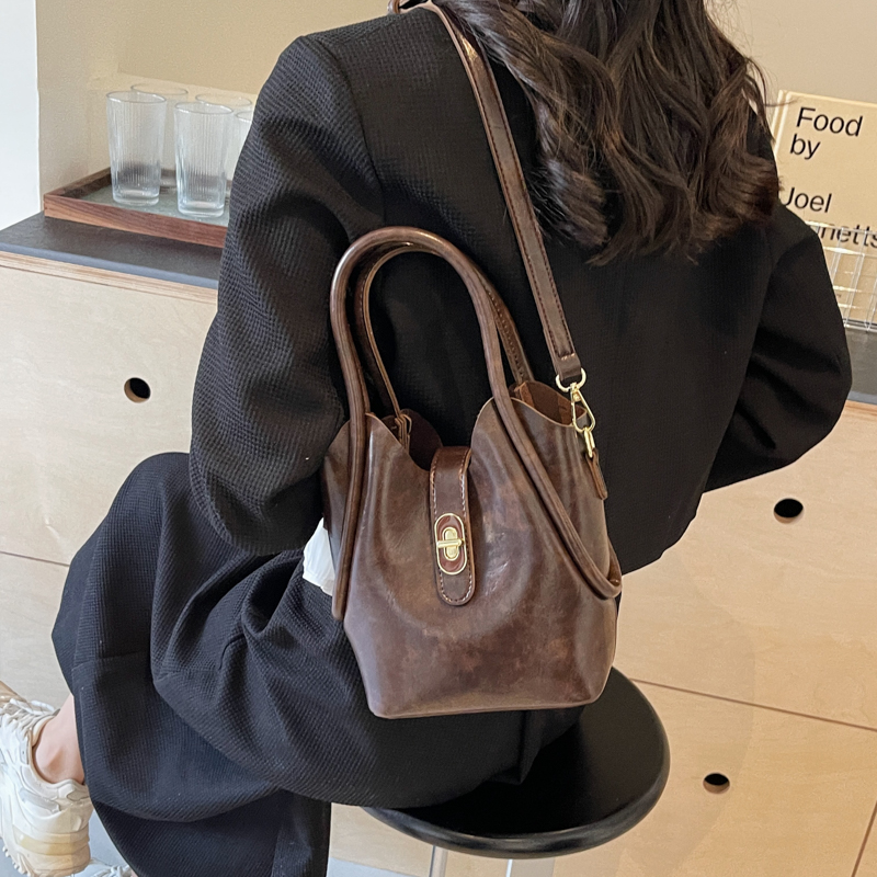 Women's Pu Leather Solid Color Vintage Style Sewing Thread Lock Clasp Bucket Bag display picture 15