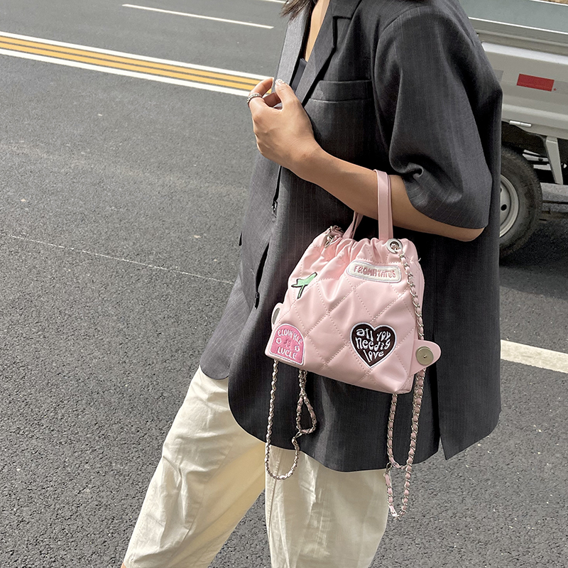 امرأة جلد غير حقيقي رسالة شكل القلب جذاب خيوط الخياطة سلسلة مشبك مغناطيسي حقيبة ظهر الموضة display picture 1
