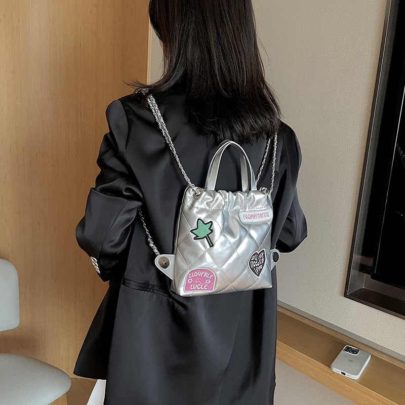 امرأة جلد غير حقيقي رسالة شكل القلب جذاب خيوط الخياطة سلسلة مشبك مغناطيسي حقيبة ظهر الموضة display picture 14