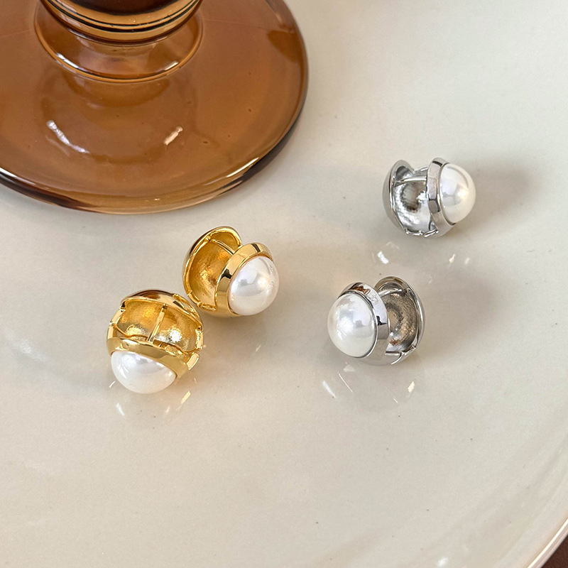 1 Paar Lässig Unternehmen Einfacher Stil Einfarbig Überzug Inlay Kupfer Künstliche Perlen Weißgold Plattiert Vergoldet Ohrclips display picture 6