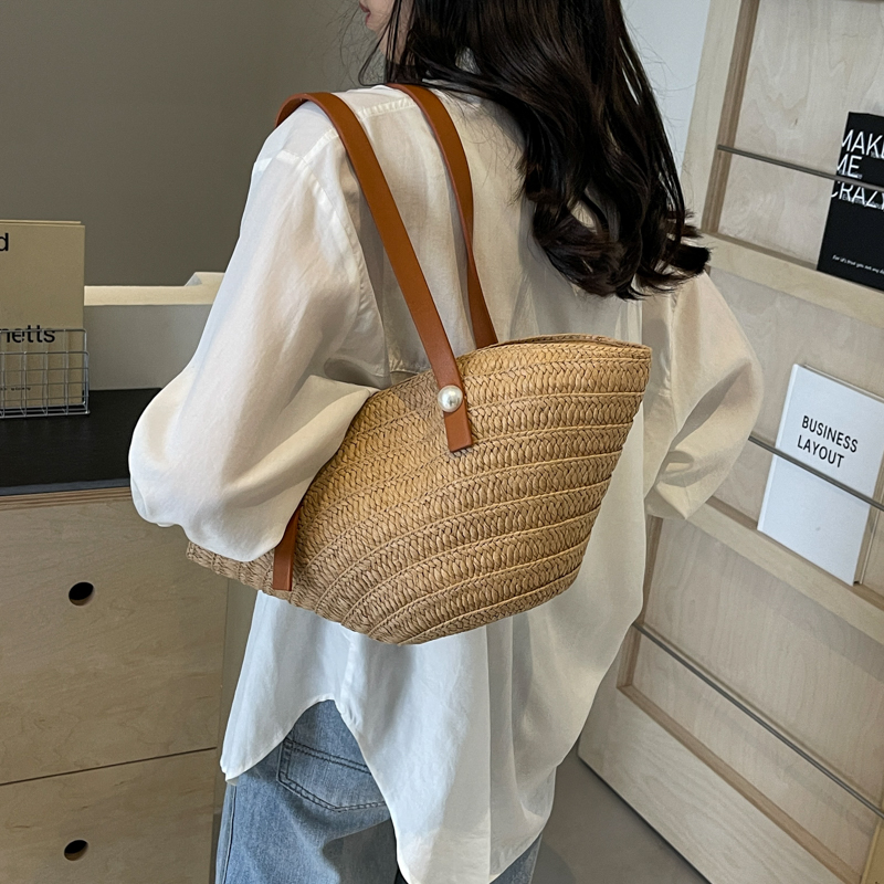 Women's Straw Solid Color Vacation Beach Sewing Thread Zipper Underarm Bag display picture 1