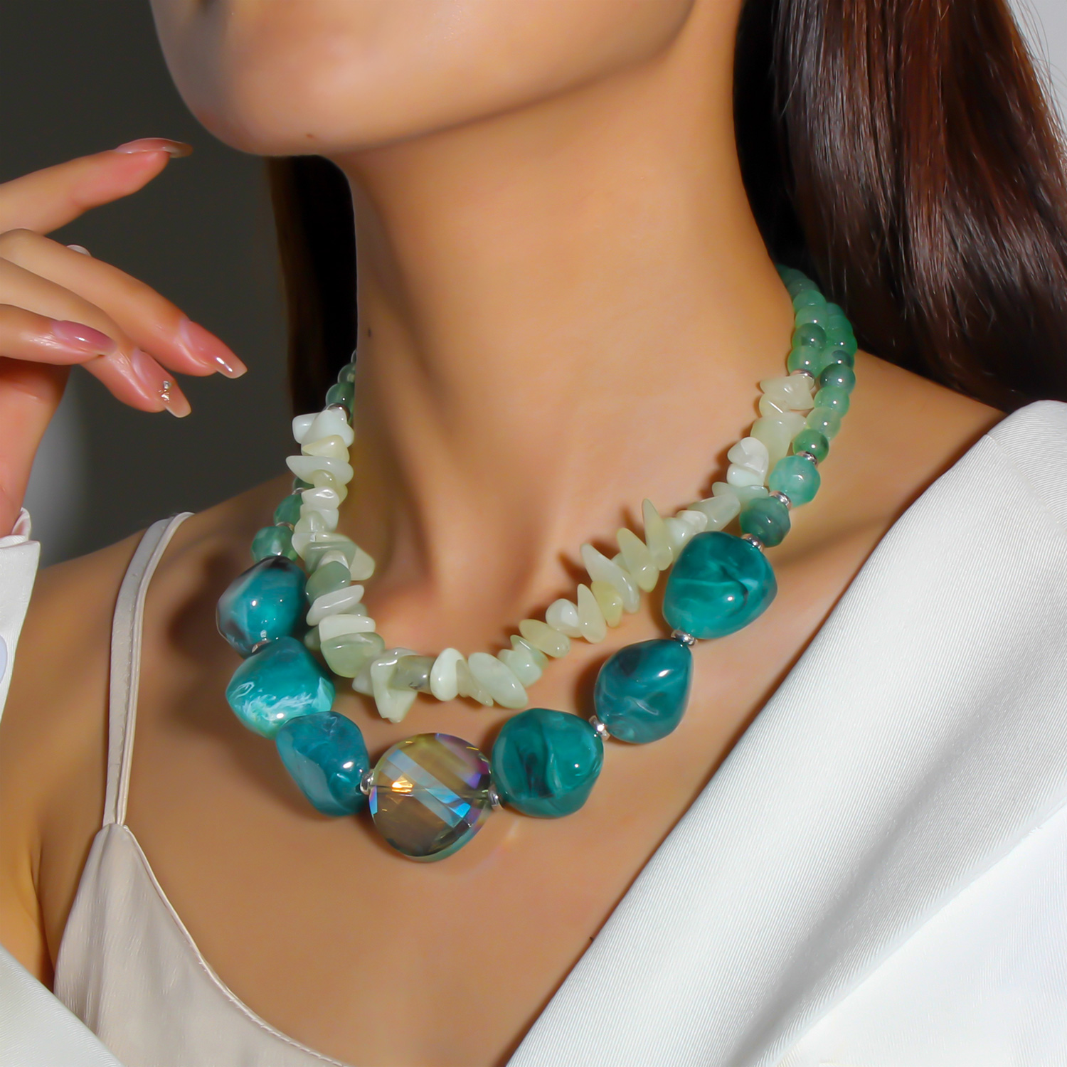 Elegant Retro Color Block Plastic Irregular Beaded Women's Necklace display picture 3