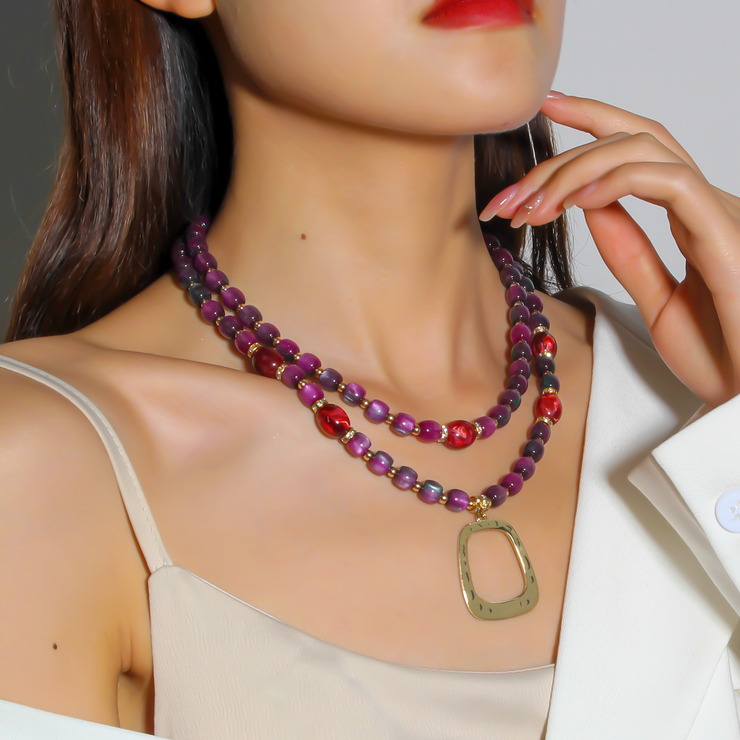 Elegant Retro Color Block Alloy Plastic Beaded Women's Layered Necklaces display picture 3