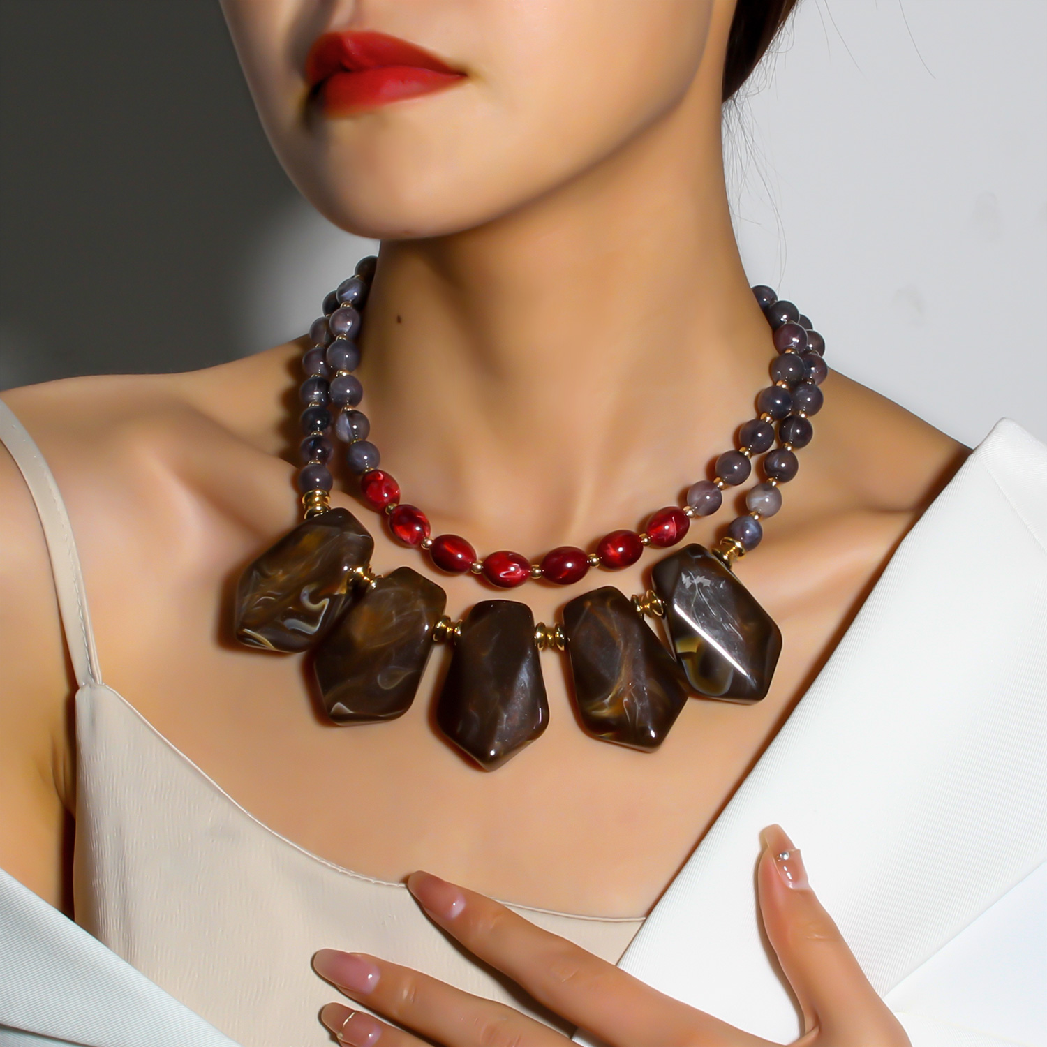 Elegant Retro Color Block Plastic Resin Women's Necklace display picture 4