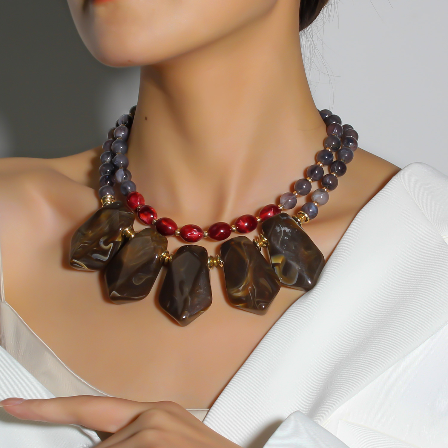 Elegant Retro Color Block Plastic Resin Women's Necklace display picture 2