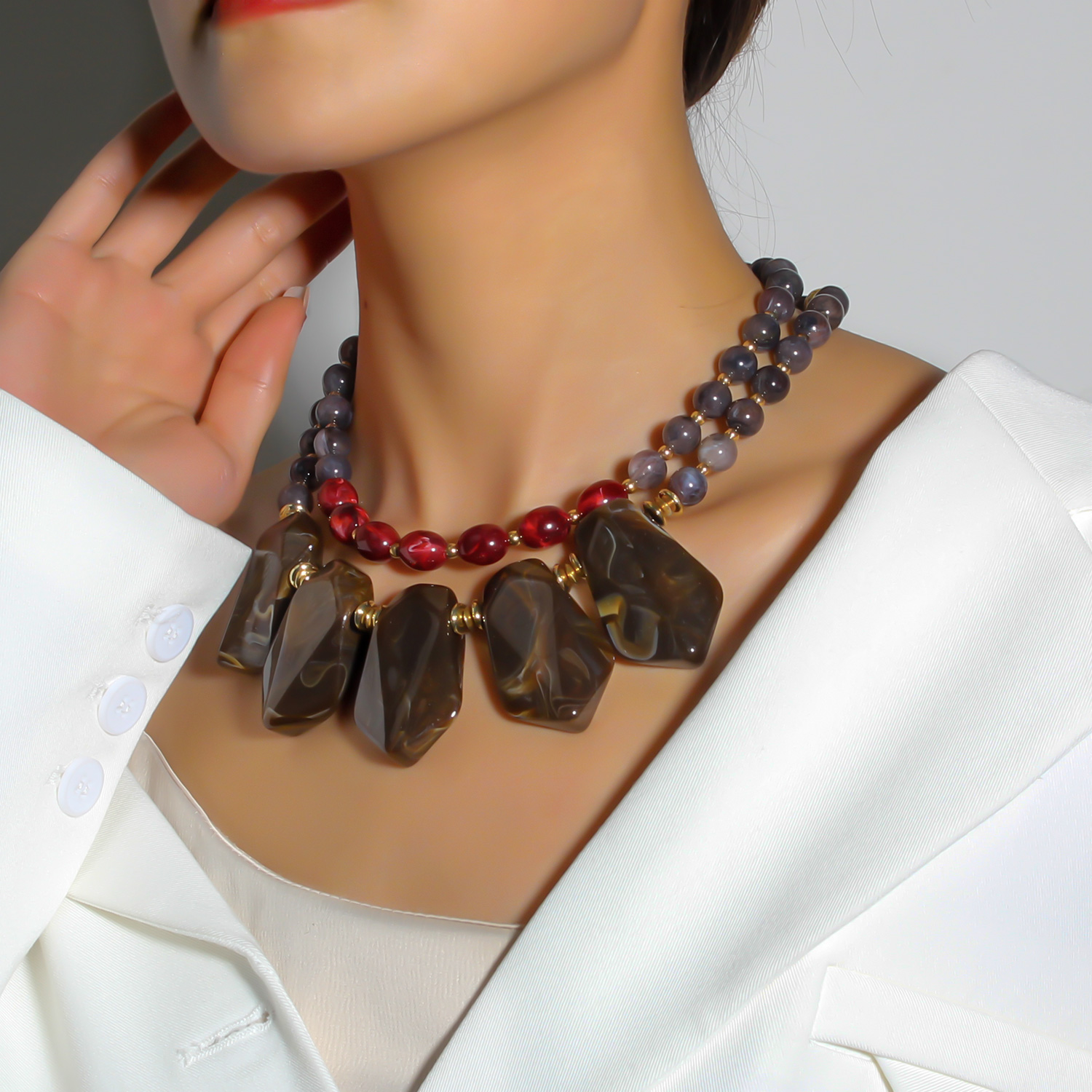 Elegant Retro Color Block Plastic Resin Women's Necklace display picture 3