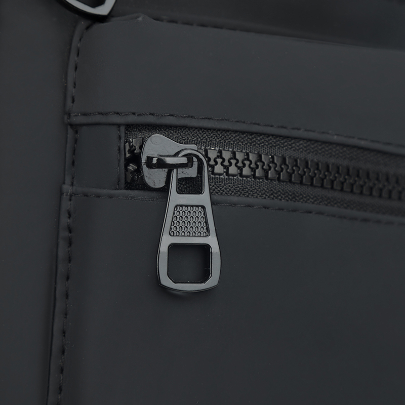 Men's Solid Color Nylon Sewing Thread Zipper Shoulder Bag display picture 4
