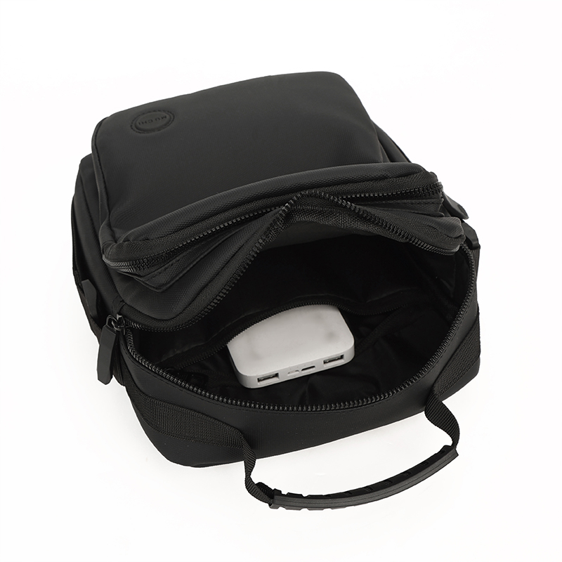Men's Solid Color Nylon Sewing Thread Zipper Shoulder Bag display picture 2