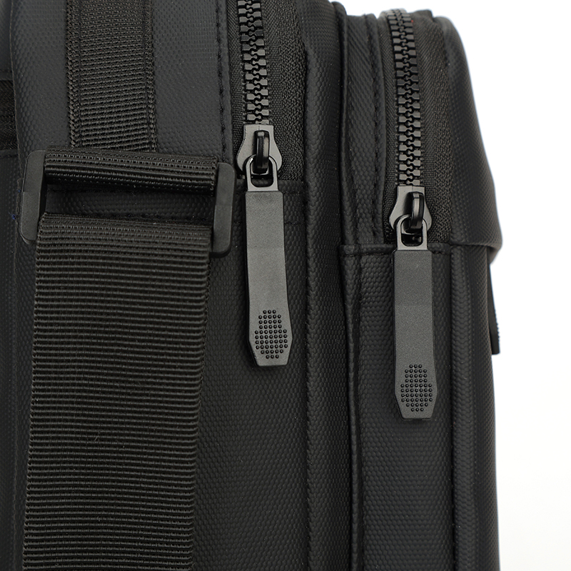 Men's Solid Color Nylon Sewing Thread Zipper Shoulder Bag display picture 11