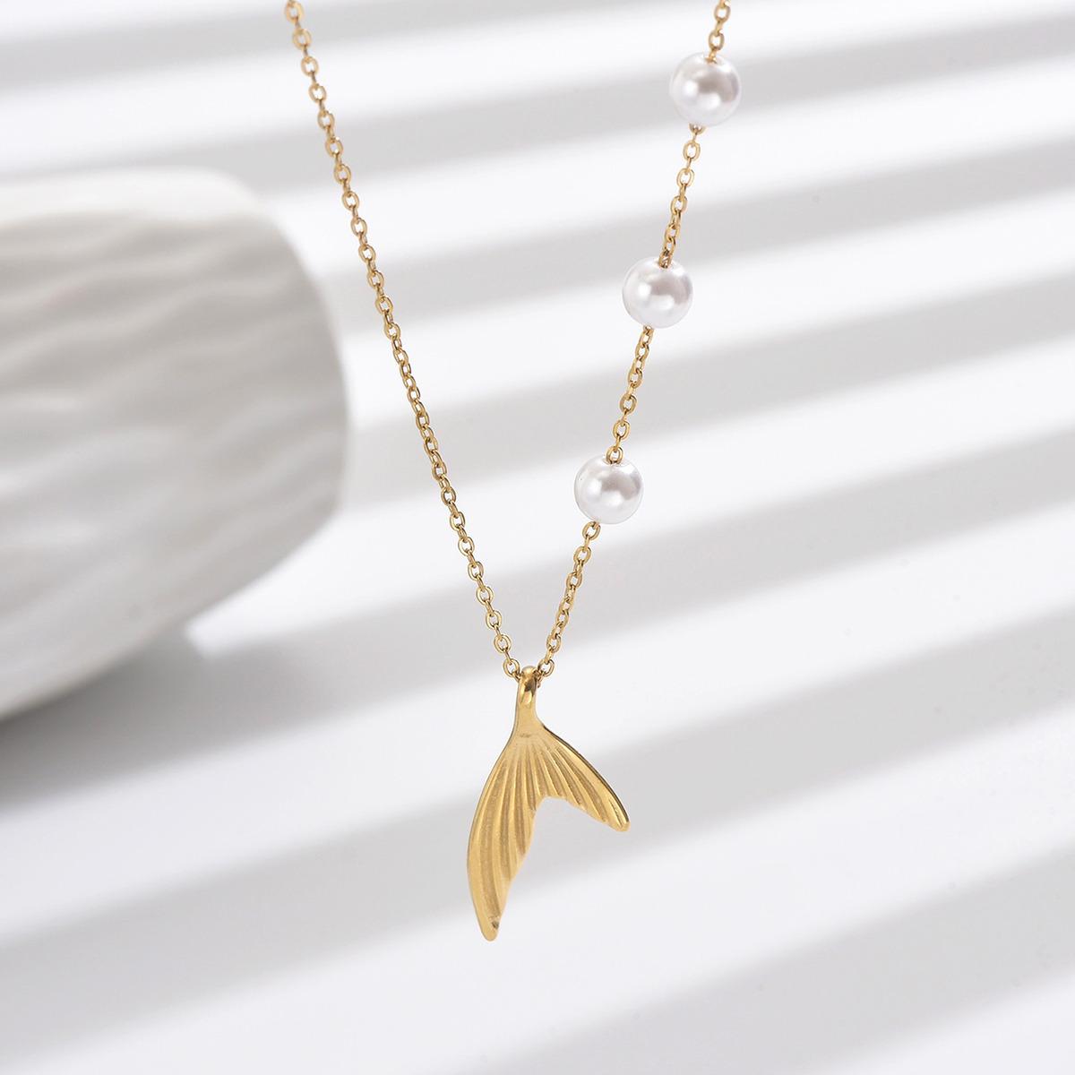 Fairy Style Elegant Fish Tail 304 Stainless Steel Imitation Pearl Polishing Plating 14K Gold Plated Women's Pendant Necklace display picture 3