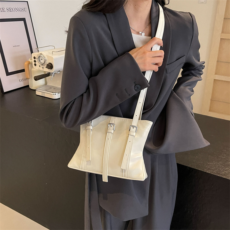Women's Pu Leather Solid Color Classic Style Sewing Thread Square Zipper Tote Bag display picture 1