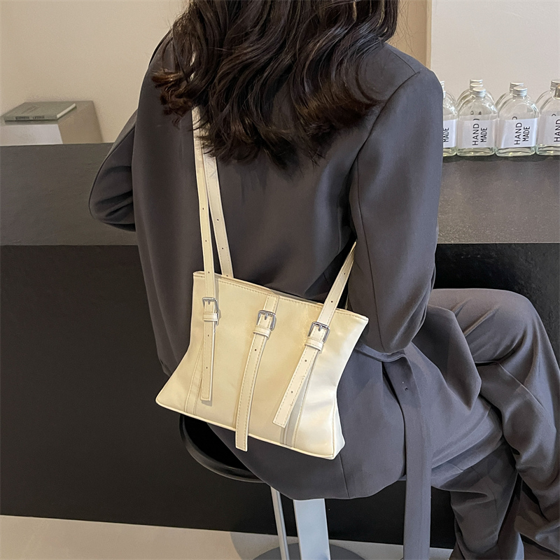 Women's Pu Leather Solid Color Classic Style Sewing Thread Square Zipper Tote Bag display picture 13