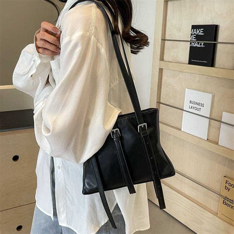 Women's Pu Leather Solid Color Classic Style Sewing Thread Square Zipper Tote Bag display picture 12
