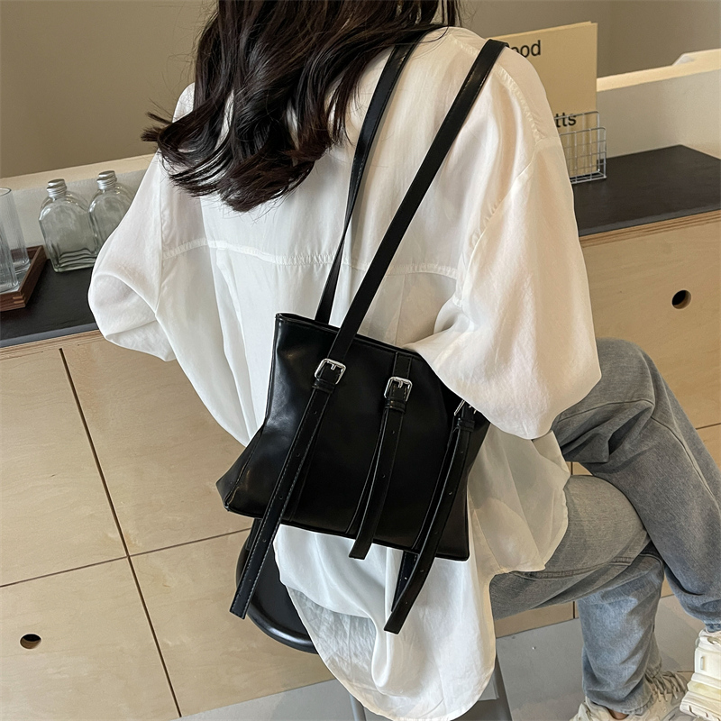 Women's Pu Leather Solid Color Classic Style Sewing Thread Square Zipper Tote Bag display picture 4