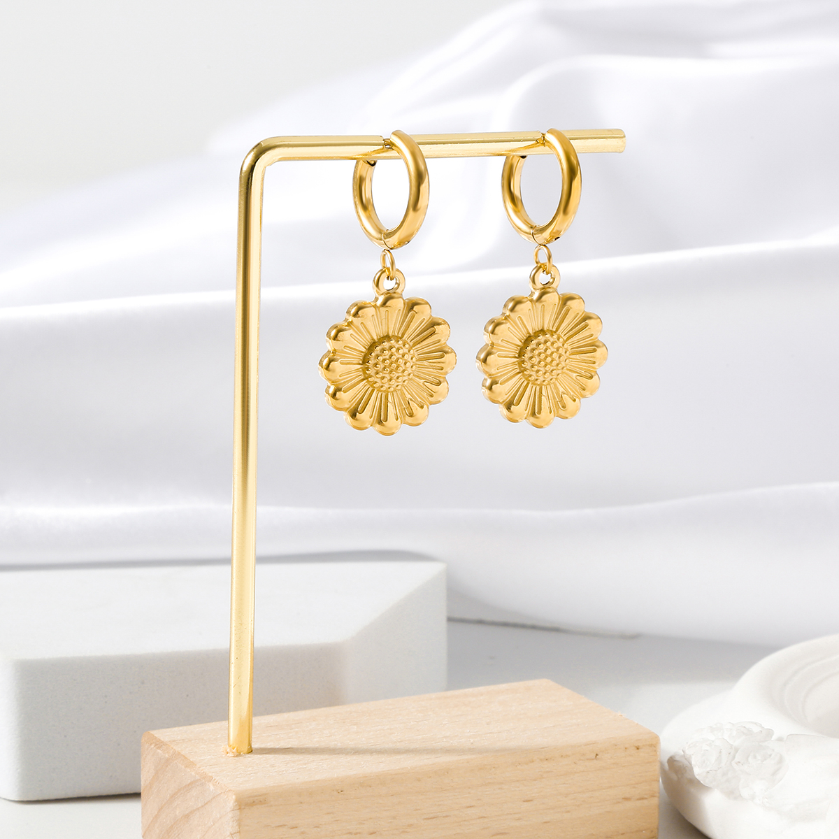 1 Pair IG Style Modern Style Classic Style Sunflower 304 Stainless Steel 18K Gold Plated Drop Earrings display picture 3