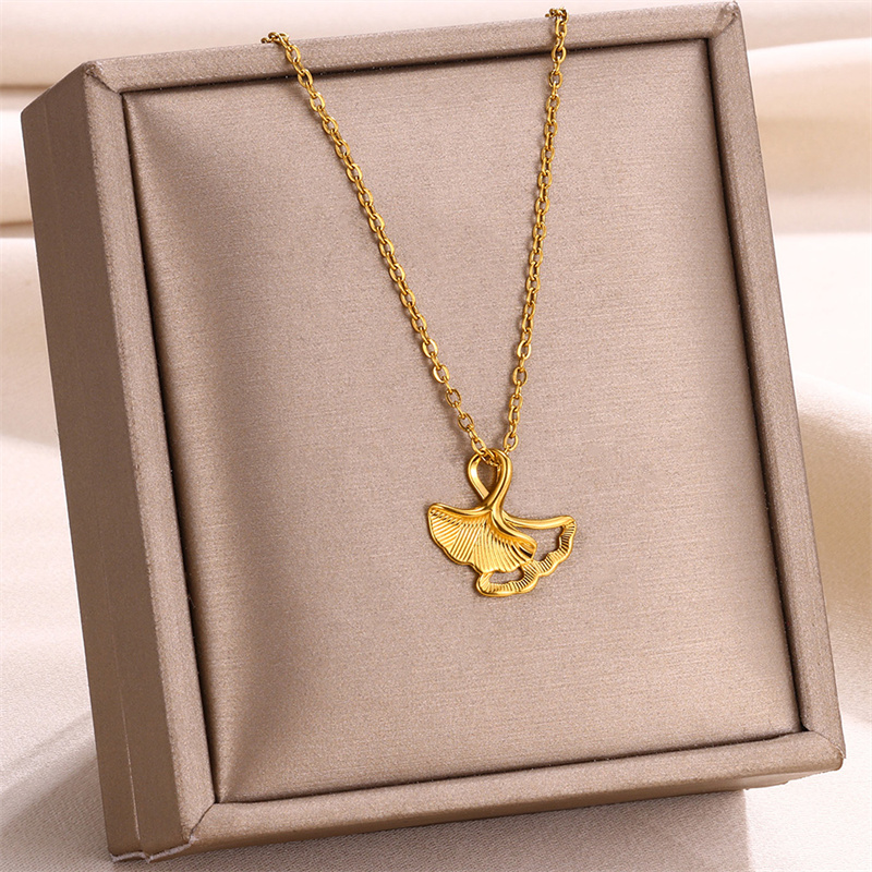 304 Stainless Steel 18K Gold Plated Simple Style Classic Style Plating Hollow Out Ginkgo Leaf Pendant Necklace display picture 10