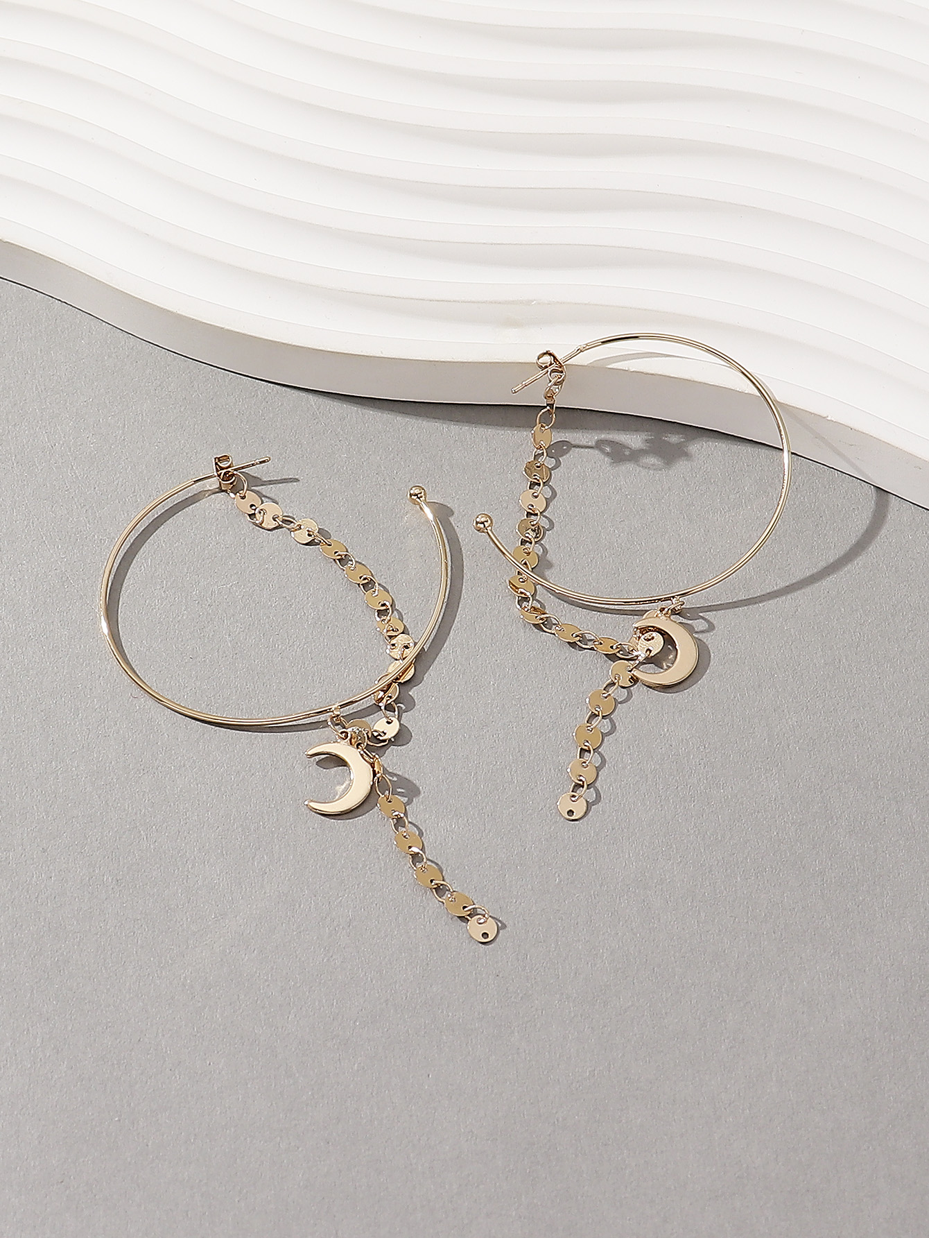 1 Pair Simple Style Classic Style Moon Tassel Alloy Hoop Earrings display picture 3