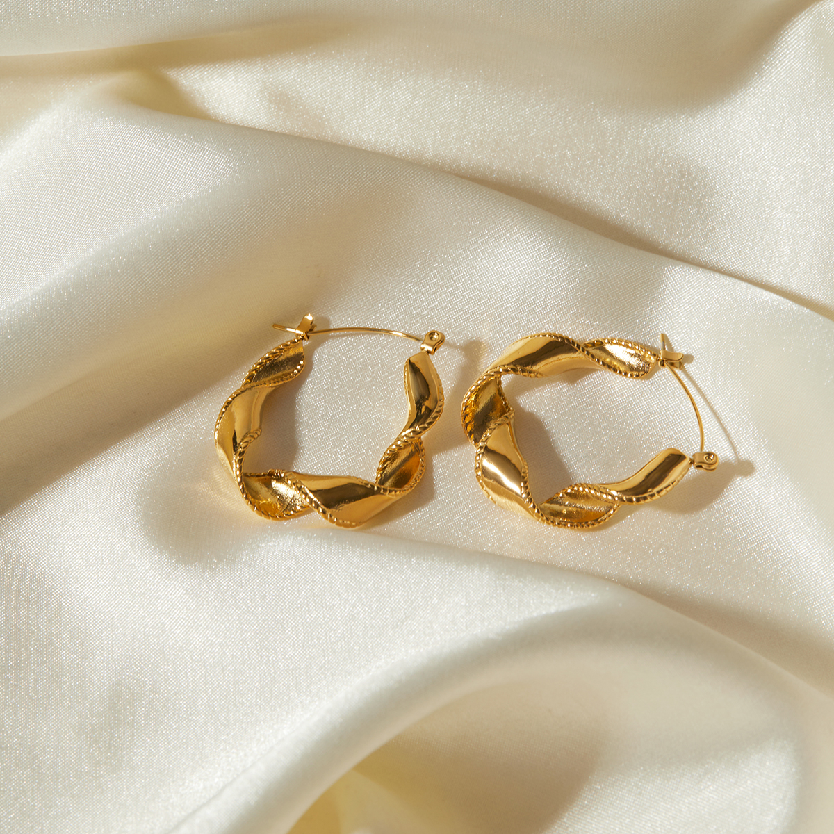 1 Pair IG Style Elegant Modern Style Waves 304 Stainless Steel 18K Gold Plated Hoop Earrings display picture 4
